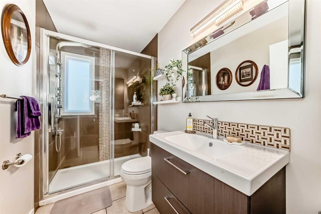 1319 104 Avenue Sw, Calgary, AB - Indoor Photo Showing Bathroom