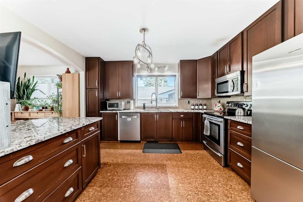 1319 104 Avenue Sw, Calgary, AB - Indoor Photo Showing Kitchen With Stainless Steel Kitchen With Upgraded Kitchen