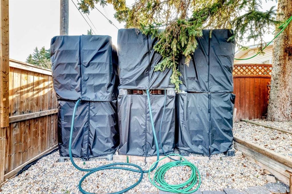 1319 104 Avenue Sw, Calgary, AB - Outdoor
