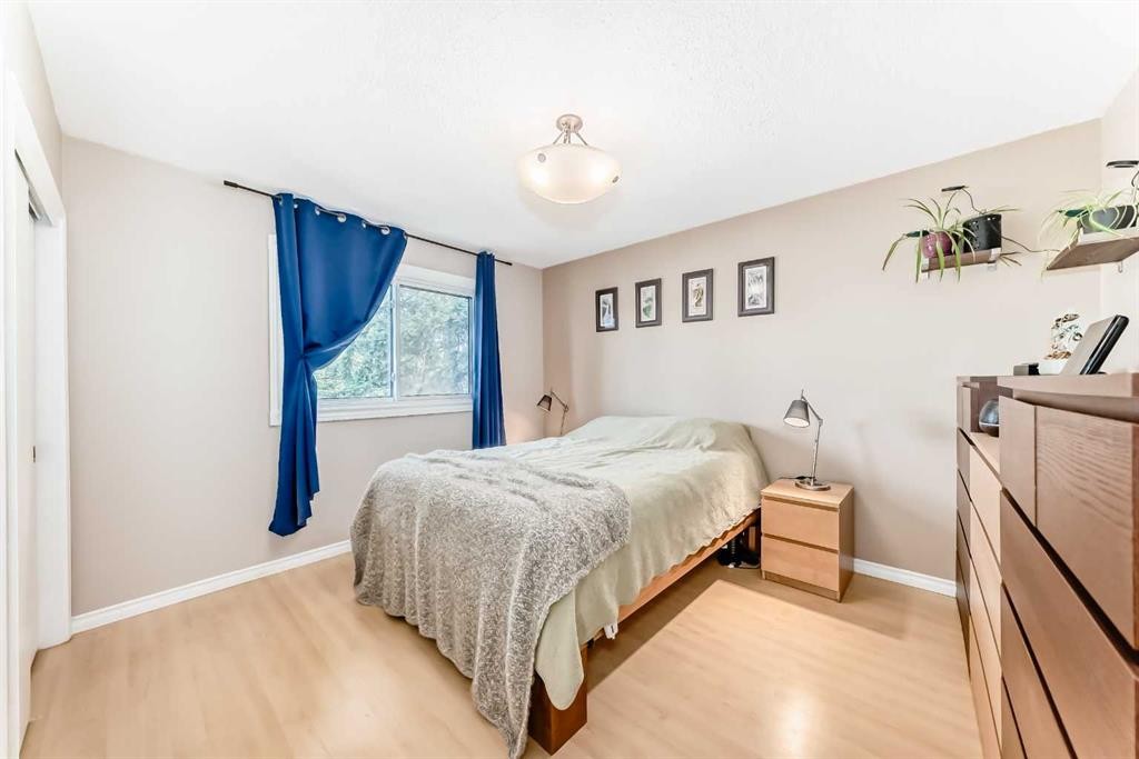 1319 104 Avenue Sw, Calgary, AB - Indoor Photo Showing Bedroom