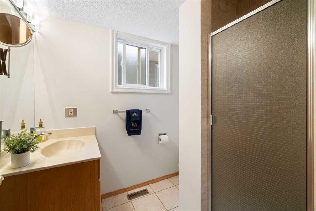 14207 Deer Run Boulevard Se, Calgary, AB - Indoor Photo Showing Bathroom