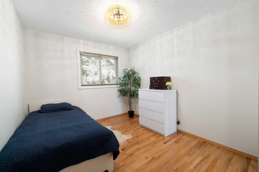 14207 Deer Run Boulevard Se, Calgary, AB - Indoor Photo Showing Bedroom
