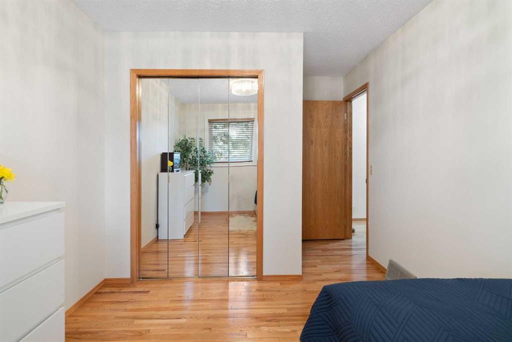 14207 Deer Run Boulevard Se, Calgary, AB - Indoor Photo Showing Bedroom