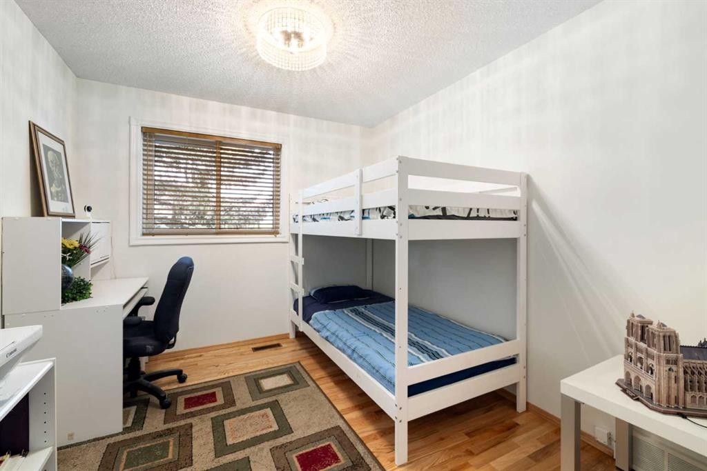 14207 Deer Run Boulevard Se, Calgary, AB - Indoor Photo Showing Bedroom