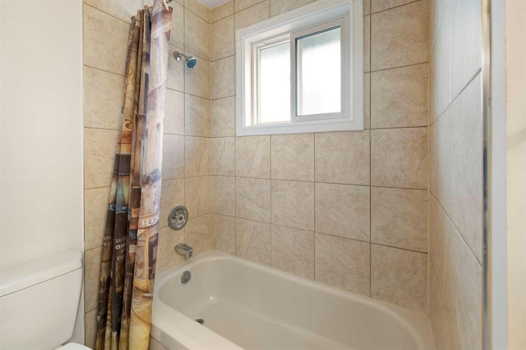 14207 Deer Run Boulevard Se, Calgary, AB - Indoor Photo Showing Bathroom
