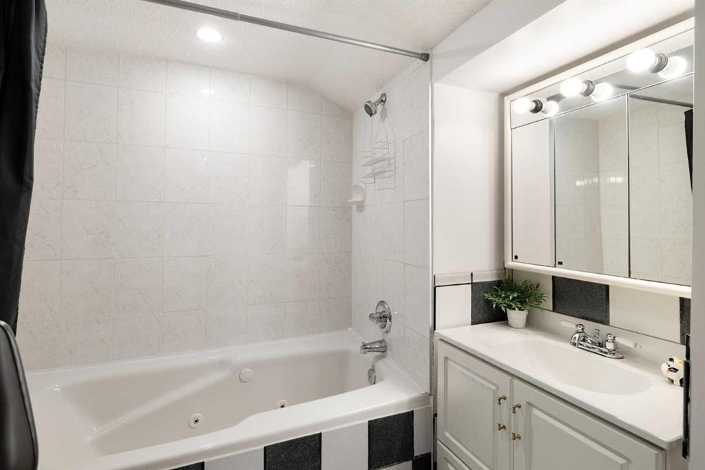 14207 Deer Run Boulevard Se, Calgary, AB - Indoor Photo Showing Bathroom