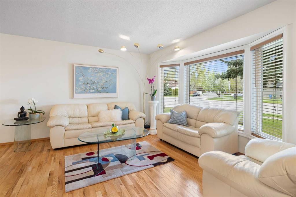 14207 Deer Run Boulevard Se, Calgary, AB - Indoor Photo Showing Living Room