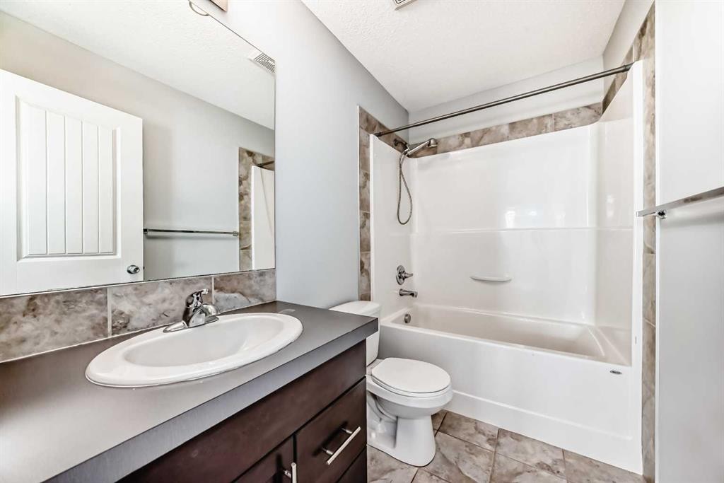 76 Copperpond Landing Se, Calgary, AB - Indoor Photo Showing Bathroom