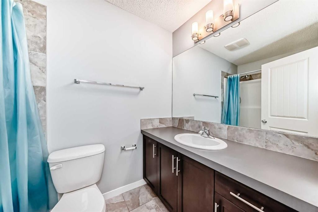 76 Copperpond Landing Se, Calgary, AB - Indoor Photo Showing Bathroom