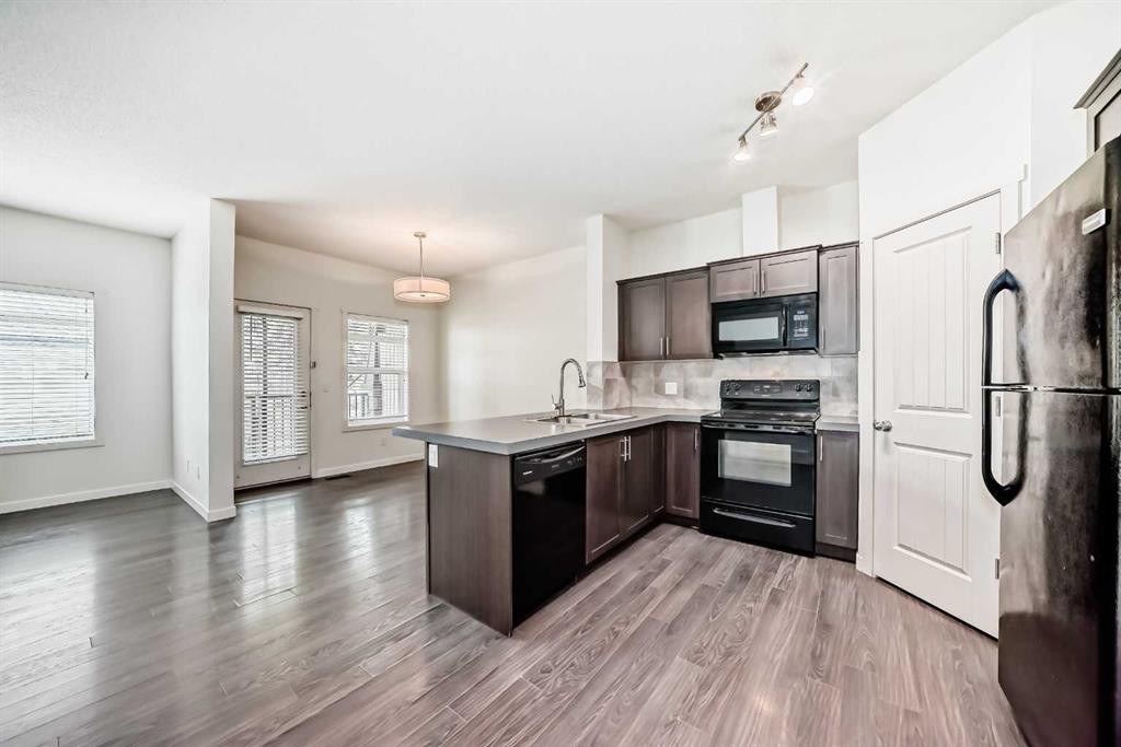 76 Copperpond Landing Se, Calgary, AB - Indoor Photo Showing Kitchen