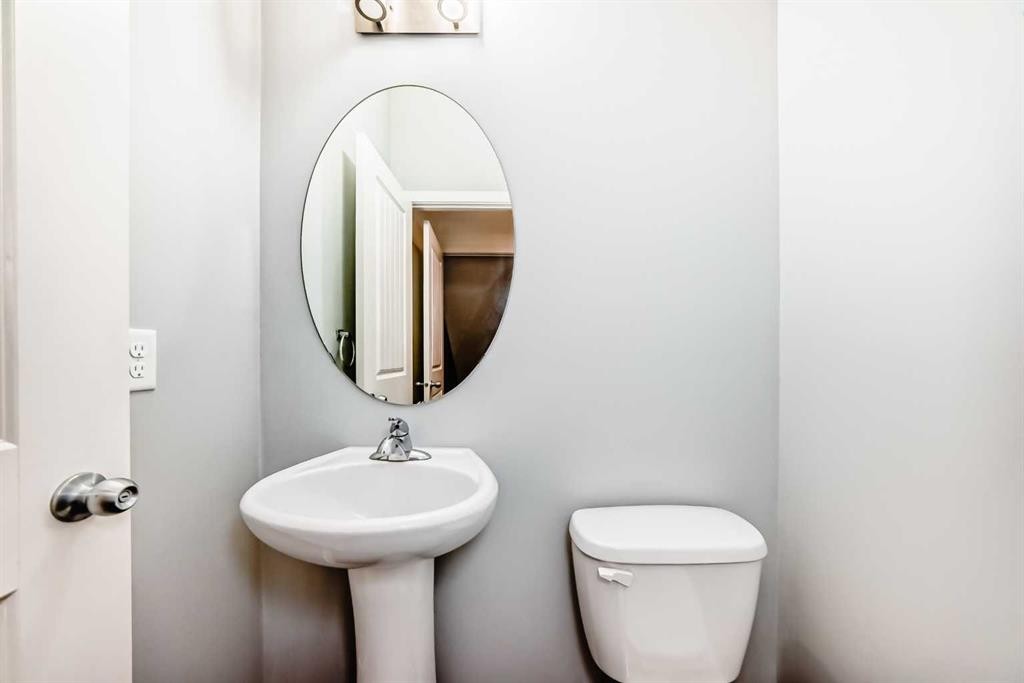 76 Copperpond Landing Se, Calgary, AB - Indoor Photo Showing Bathroom