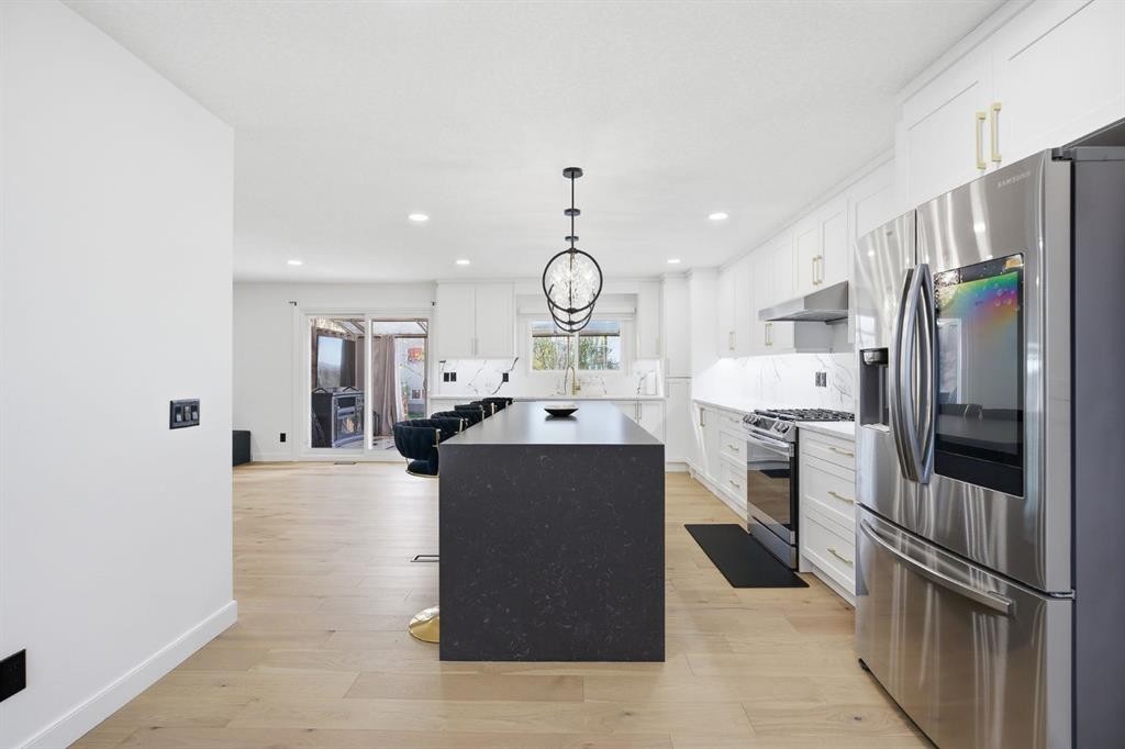 76 Beaconsfield Way Nw, Calgary, AB - Indoor Photo Showing Kitchen