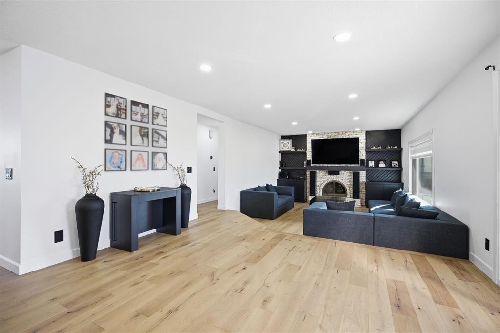 76 Beaconsfield Way Nw, Calgary, AB - Indoor With Fireplace