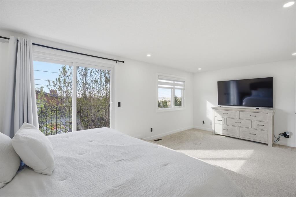76 Beaconsfield Way Nw, Calgary, AB - Indoor Photo Showing Bedroom