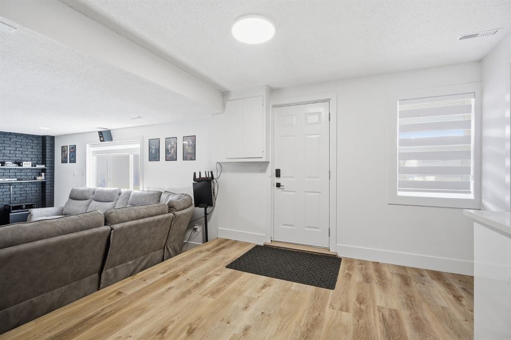 76 Beaconsfield Way Nw, Calgary, AB - Indoor