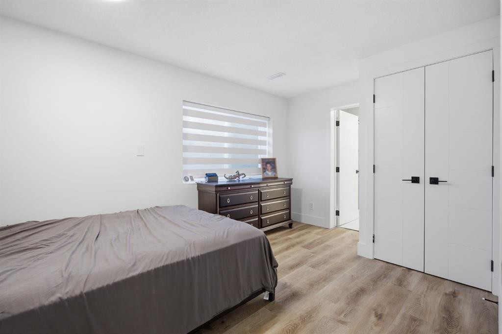76 Beaconsfield Way Nw, Calgary, AB - Indoor Photo Showing Bedroom
