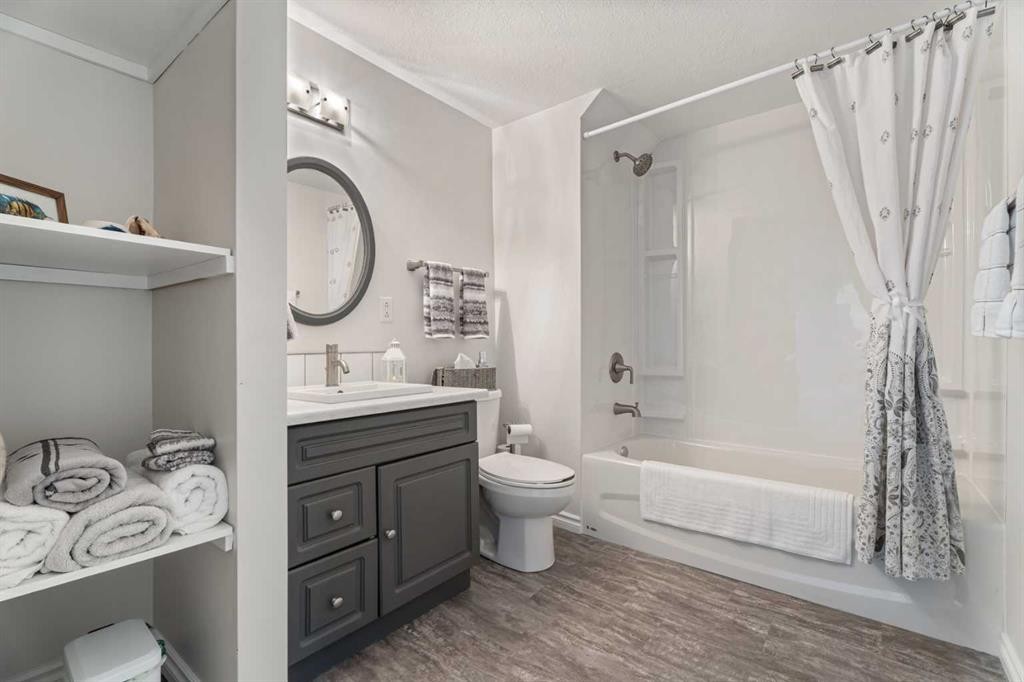 49 Lock Crescent, Okotoks, AB - Indoor Photo Showing Bathroom
