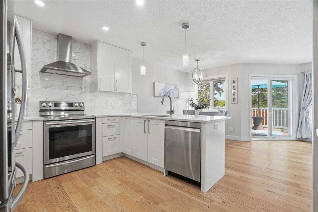 44 Vandoos Gardens Nw, Calgary, AB - Indoor Photo Showing Kitchen With Stainless Steel Kitchen With Upgraded Kitchen