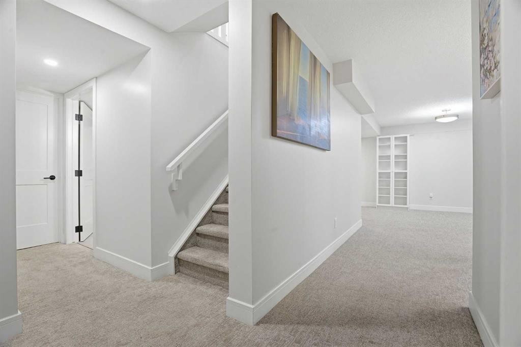 44 Vandoos Gardens Nw, Calgary, AB - Indoor Photo Showing Other Room