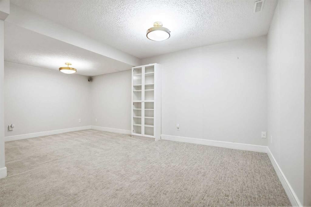 44 Vandoos Gardens Nw, Calgary, AB - Indoor Photo Showing Other Room