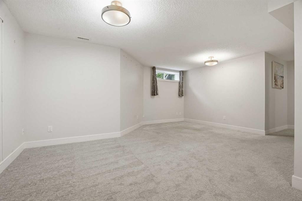 44 Vandoos Gardens Nw, Calgary, AB - Indoor Photo Showing Other Room