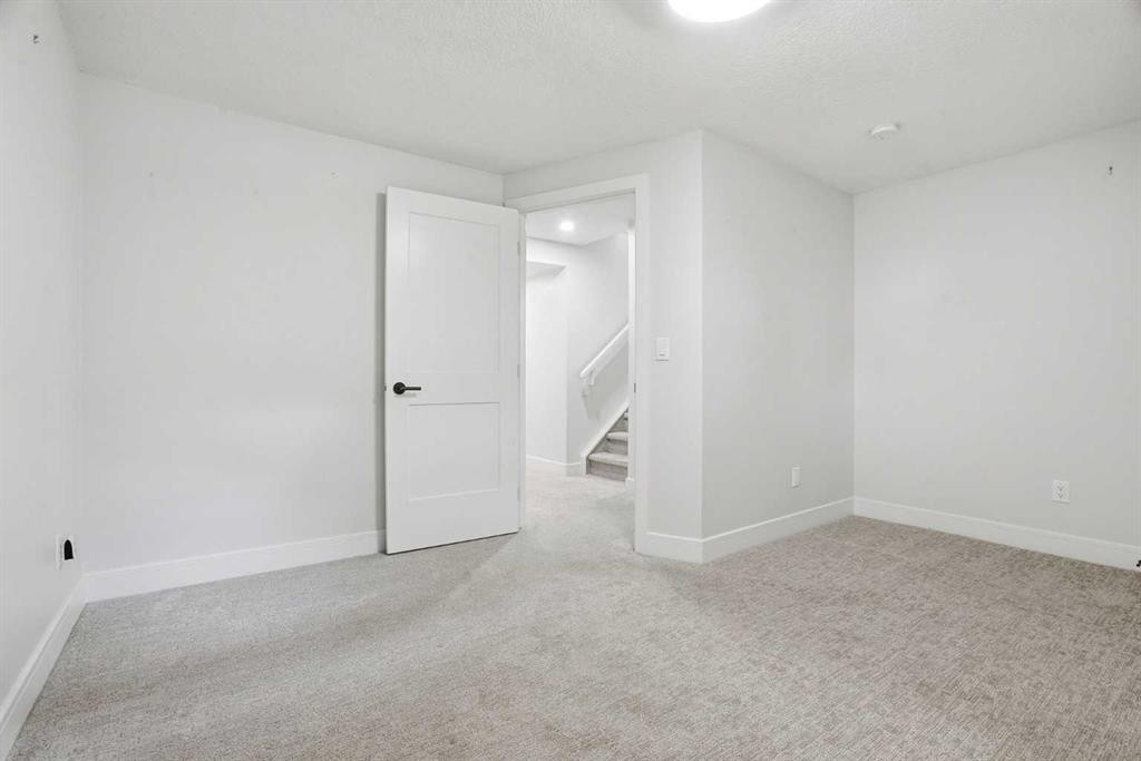 44 Vandoos Gardens Nw, Calgary, AB - Indoor Photo Showing Other Room