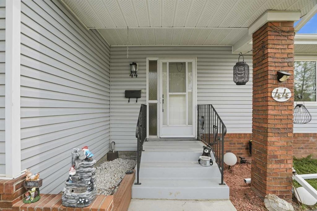 44 Vandoos Gardens Nw, Calgary, AB - Outdoor With Exterior