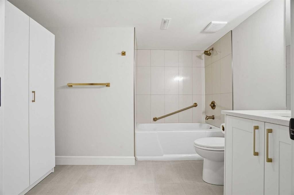 44 Vandoos Gardens Nw, Calgary, AB - Indoor Photo Showing Bathroom