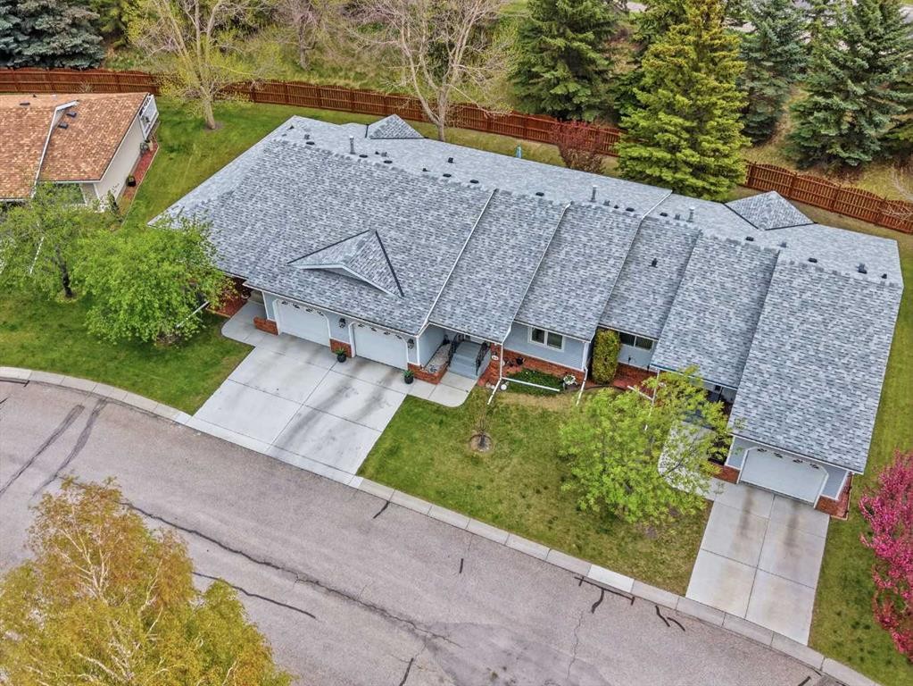 44 Vandoos Gardens Nw, Calgary, AB - Outdoor