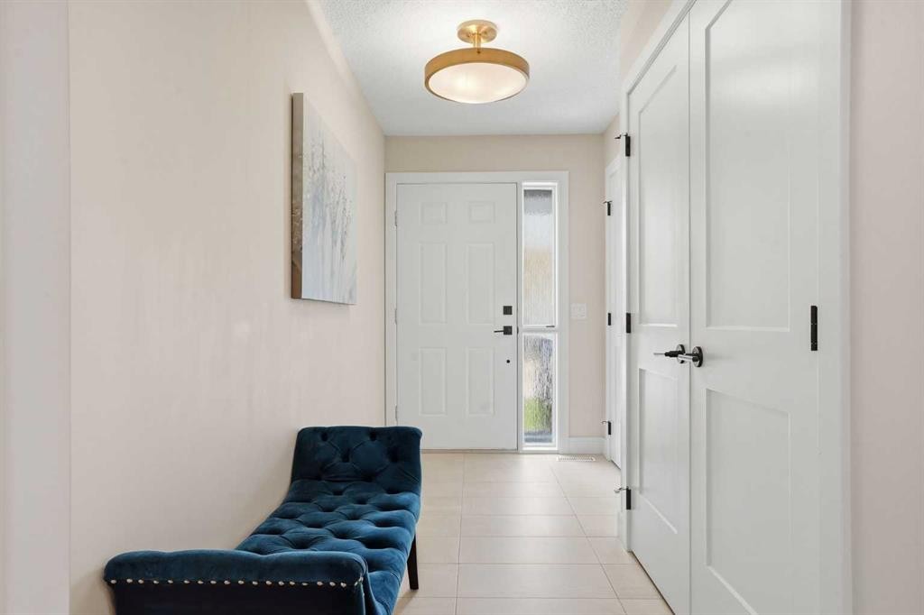 44 Vandoos Gardens Nw, Calgary, AB - Indoor Photo Showing Other Room