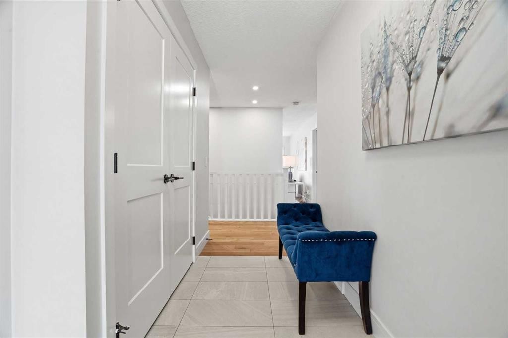 44 Vandoos Gardens Nw, Calgary, AB - Indoor Photo Showing Other Room