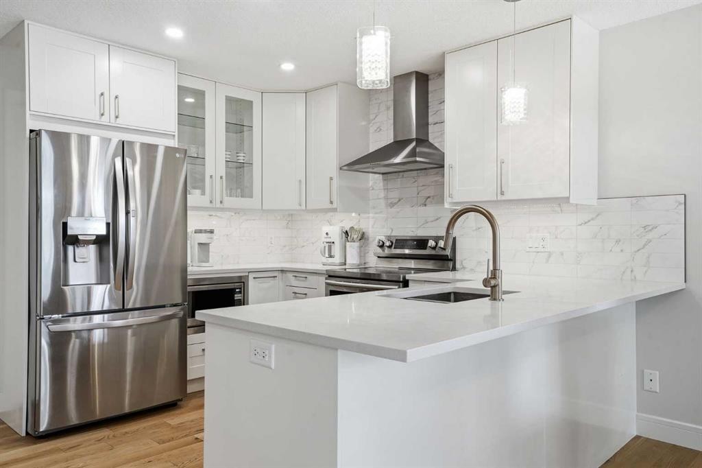 44 Vandoos Gardens Nw, Calgary, AB - Indoor Photo Showing Kitchen With Stainless Steel Kitchen With Upgraded Kitchen
