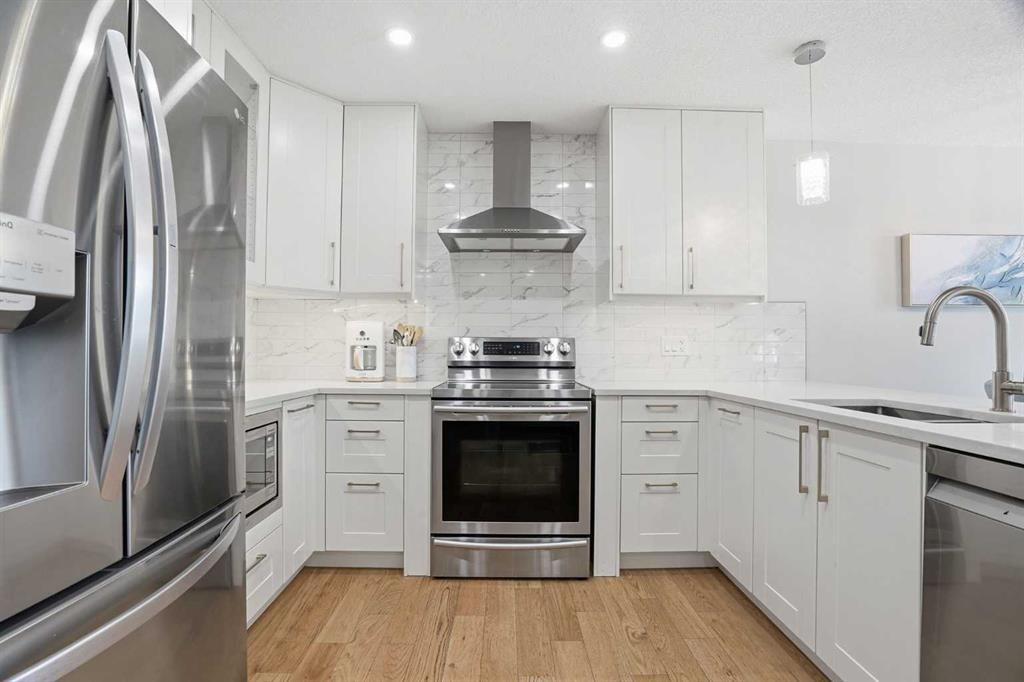 44 Vandoos Gardens Nw, Calgary, AB - Indoor Photo Showing Kitchen With Stainless Steel Kitchen With Upgraded Kitchen