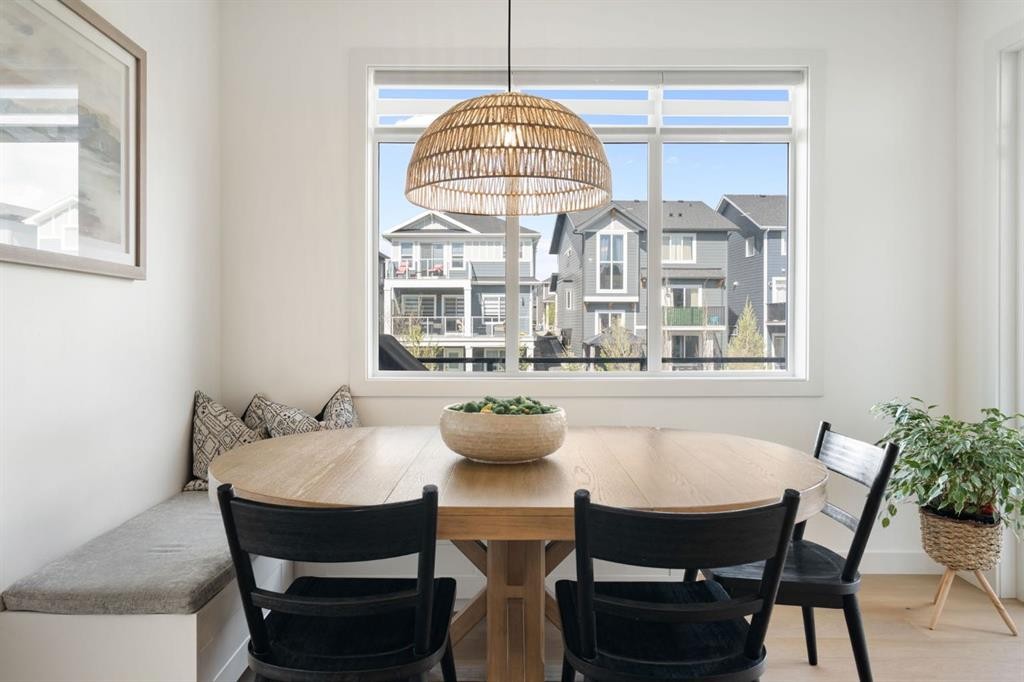 75 Sundown Crescent, Cochrane, AB - Indoor Photo Showing Dining Room
