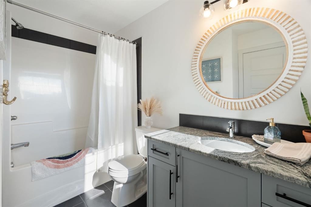 75 Sundown Crescent, Cochrane, AB - Indoor Photo Showing Bathroom