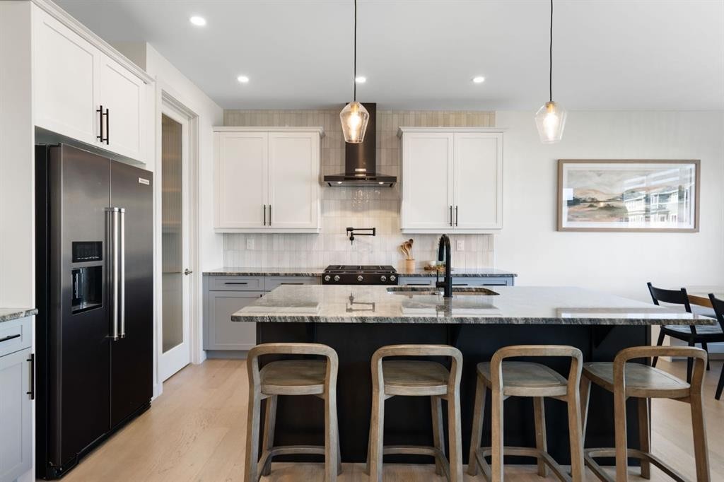 75 Sundown Crescent, Cochrane, AB - Indoor Photo Showing Kitchen With Stainless Steel Kitchen With Upgraded Kitchen