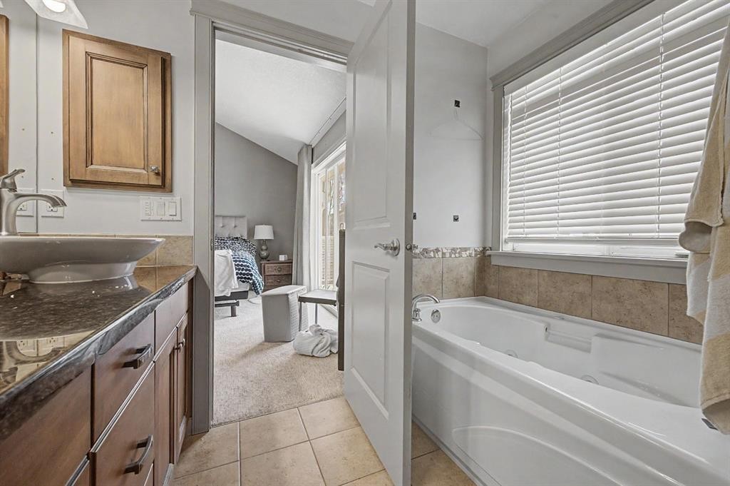 8 Ypres Lane Sw, Calgary, AB - Indoor Photo Showing Bathroom