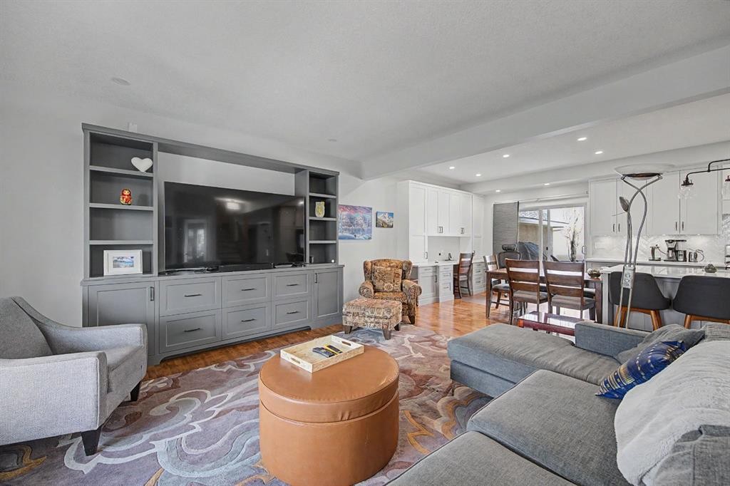 8 Ypres Lane Sw, Calgary, AB - Indoor Photo Showing Living Room