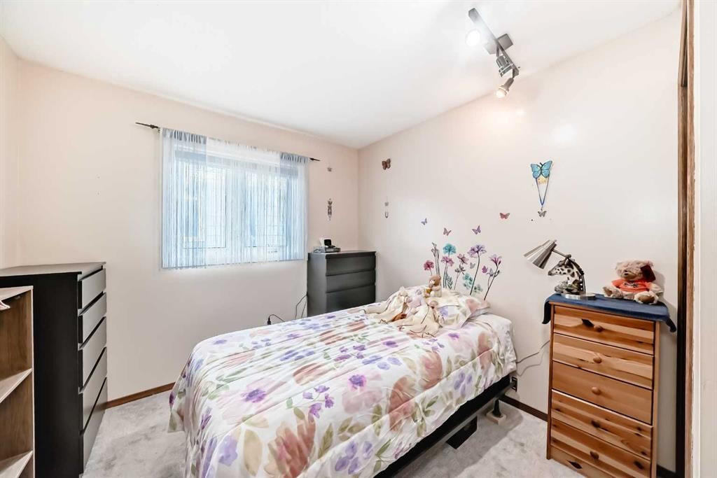 481 Sunmills Drive, Calgary, AB - Indoor Photo Showing Bedroom