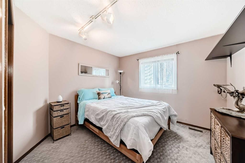 481 Sunmills Drive, Calgary, AB - Indoor Photo Showing Bedroom