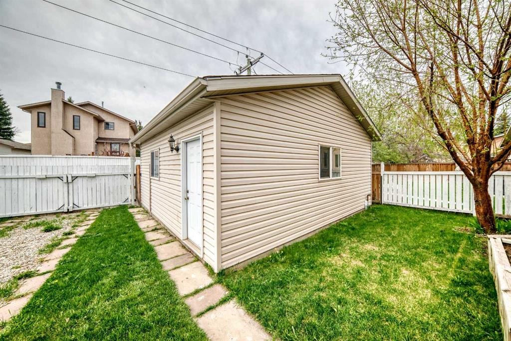 481 Sunmills Drive, Calgary, AB - Outdoor