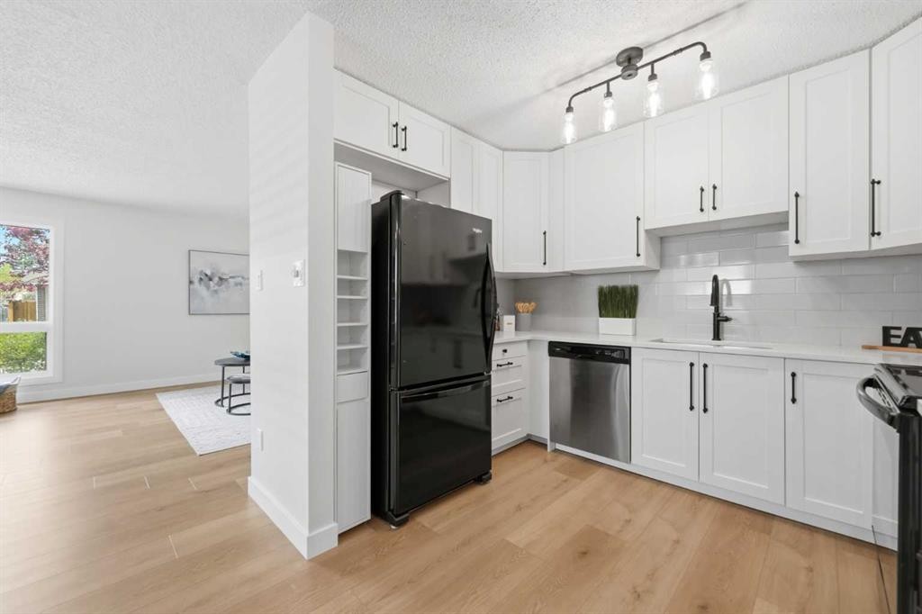 85 Cedarwood Hill Sw, Calgary, AB - Indoor Photo Showing Kitchen