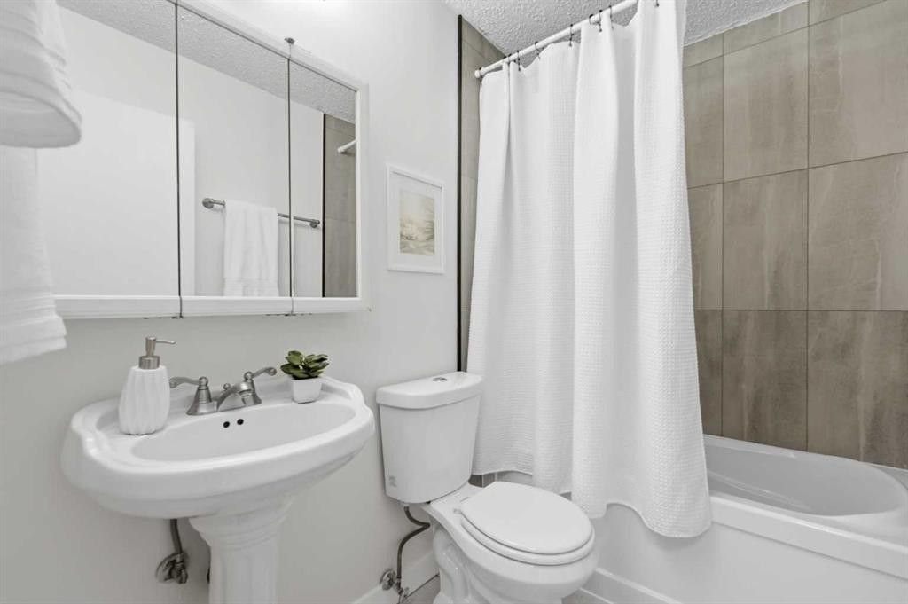 85 Cedarwood Hill Sw, Calgary, AB - Indoor Photo Showing Bathroom
