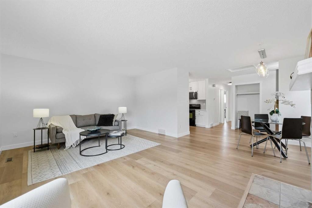 85 Cedarwood Hill Sw, Calgary, AB - Indoor Photo Showing Living Room