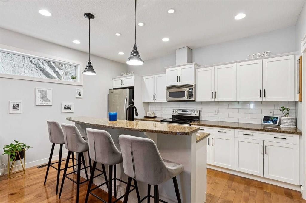 1-528 34 Street Nw, Calgary, AB - Indoor Photo Showing Kitchen With Stainless Steel Kitchen With Upgraded Kitchen