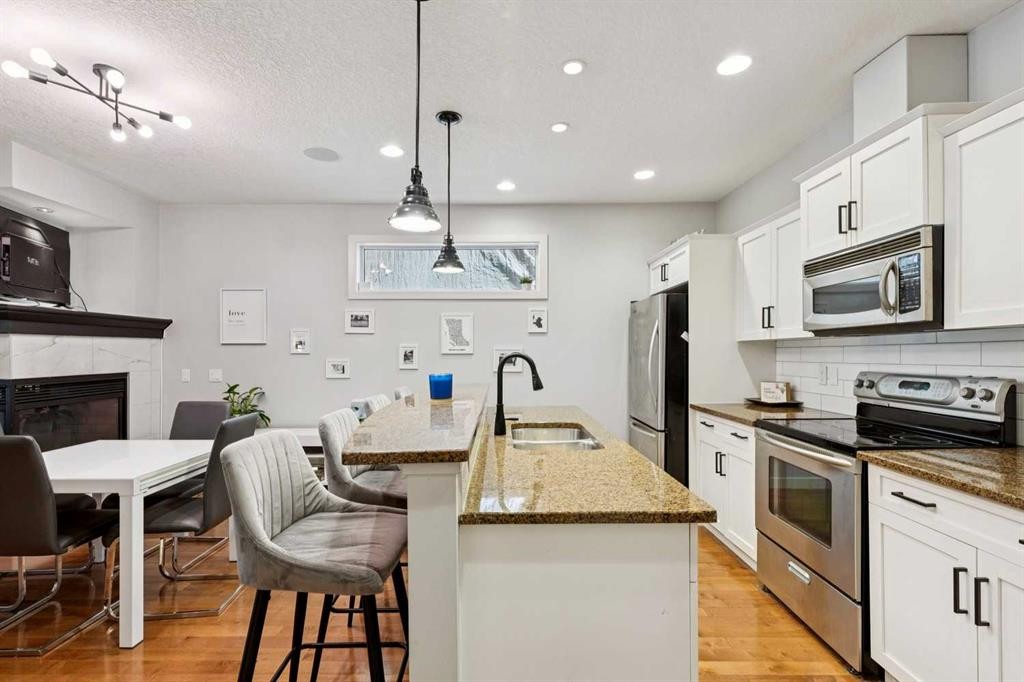 1-528 34 Street Nw, Calgary, AB - Indoor Photo Showing Kitchen With Stainless Steel Kitchen With Double Sink With Upgraded Kitchen