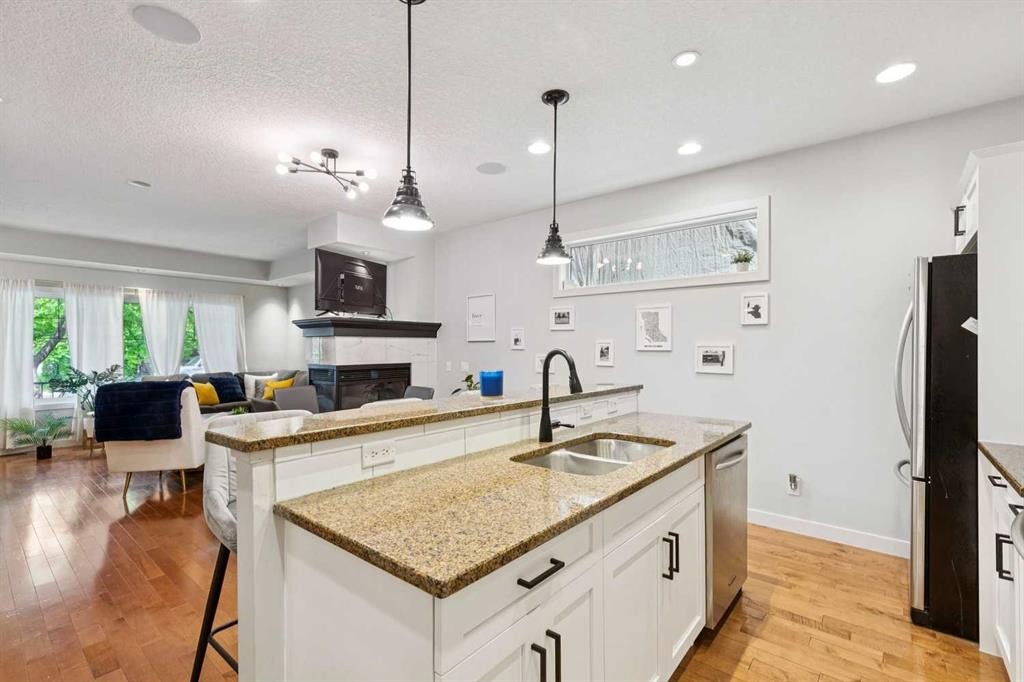 1-528 34 Street Nw, Calgary, AB - Indoor Photo Showing Kitchen With Double Sink