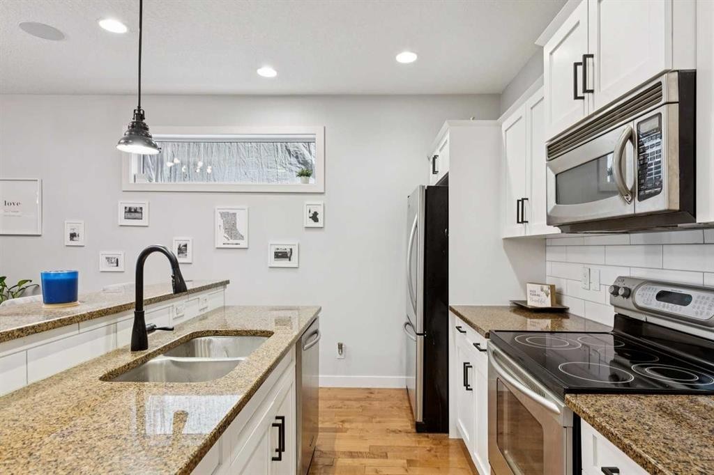 1-528 34 Street Nw, Calgary, AB - Indoor Photo Showing Kitchen With Double Sink With Upgraded Kitchen