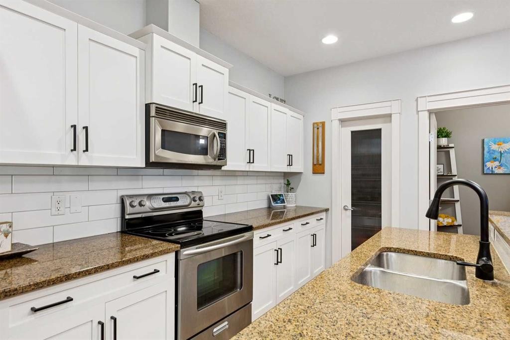 1-528 34 Street Nw, Calgary, AB - Indoor Photo Showing Kitchen With Stainless Steel Kitchen With Double Sink With Upgraded Kitchen