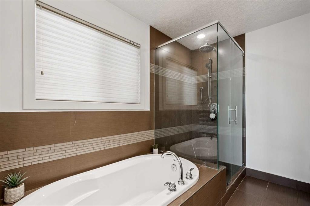 1-528 34 Street Nw, Calgary, AB - Indoor Photo Showing Bathroom